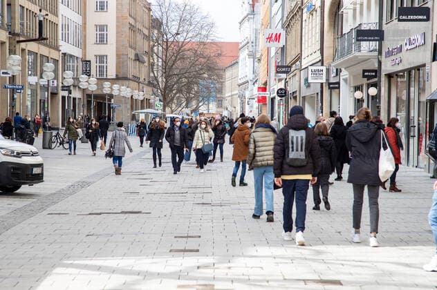 Coronavirus Situation in Bayern, Menschen shoppen in München am 18.3.2021. - People go shopping in Munich, Germany on March 18 2021. München Bayern Deutschland