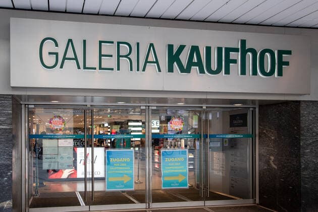 Coronavirus Situation in Bayern, Galeria Karstadt Kaufhof. Menschen shoppen in München am 18.3.2021. - People go shopping in Munich, Germany on March 18 2021. München Bayern Deutschland