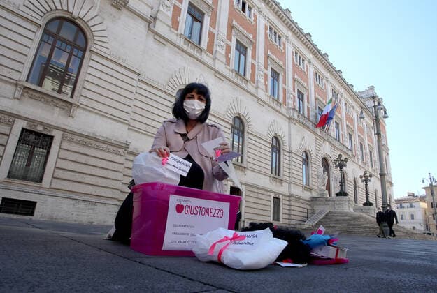 Coronavirus in Italien, Giusto Mezzo Bewegung protestiert gegen Corona-Maßnahmen in Rom Rome, The Giusto Mezzo movement symbolically delivers, to the Prime Minister Mario Draghi, a box with the professional tools of the activities that are denied the right to devote themselves to work. Pictured:  Copyright: xPieroxTenaglix xIPAx xPieroxTenaglix