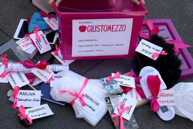 Coronavirus in Italien, Giusto Mezzo Bewegung protestiert gegen Corona-Maßnahmen in Rom Rome, The Giusto Mezzo movement symbolically delivers, to the Prime Minister Mario Draghi, a box with the professional tools of the activities that are denied the right to devote themselves to work. Pictured:  Copyright: xPieroxTenaglix xIPAx xPieroxTenaglix