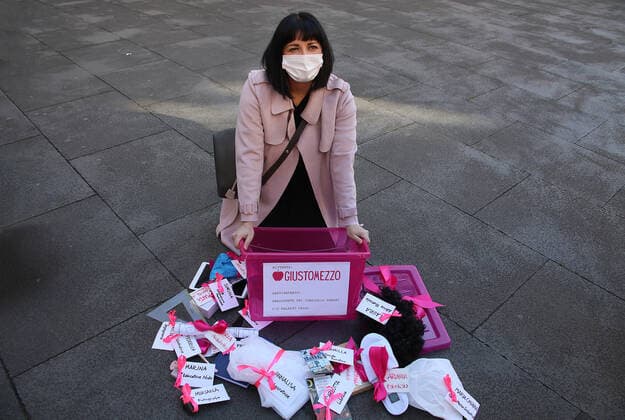 Coronavirus in Italien, Giusto Mezzo Bewegung protestiert gegen Corona-Maßnahmen in Rom Rome, The Giusto Mezzo movement symbolically delivers, to the Prime Minister Mario Draghi, a box with the professional tools of the activities that are denied the right to devote themselves to work. Pictured:  Copyright: xPieroxTenaglix xIPAx xPieroxTenaglix