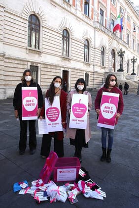 Coronavirus in Italien, Giusto Mezzo Bewegung protestiert gegen Corona-Maßnahmen in Rom Rome, The Giusto Mezzo movement symbolically delivers, to the Prime Minister Mario Draghi, a box with the professional tools of the activities that are denied the right to devote themselves to work. Pictured:  Copyright: xPieroxTenaglix xIPAx xPieroxTenaglix