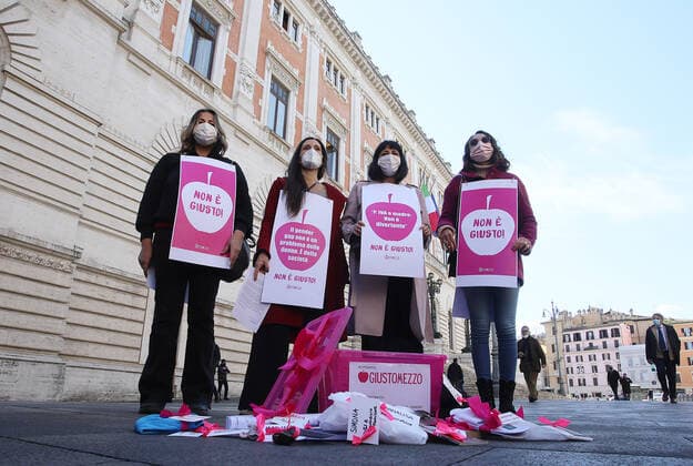 Coronavirus in Italien, Giusto Mezzo Bewegung protestiert gegen Corona-Maßnahmen in Rom Rome, The Giusto Mezzo movement symbolically delivers, to the Prime Minister Mario Draghi, a box with the professional tools of the activities that are denied the right to devote themselves to work. Pictured:  Copyright: xPieroxTenaglix xIPAx xPieroxTenaglix