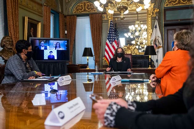 USA, Kamala Harris empängt Frauen anlässlich des Women s History Month in Washington March 18, 2021, Washington, District of Columbia, USA: US Vice President Kamala Harris meets with labor leaders in the Vice President s Ceremonial Office in the Eisenhower Executive Office Building in Washington, DC, USA, 18 March 2021. To mark Women™s History Month and passage of the American Rescue Plan Vice President Harris met with Randi Weingarten from the American Federation of Teachers, Liz Schuler from the American Federation of Labor and Congress of Industrial Organizations, Becky Pringle, from the National Education Association, Teresa Romero from United Farm Workers, Cindy Estrada from United Auto Workers, Mary Kay Henry from Service Employees International Union and Ai-jen Poo from National Domestic Workers Alliance Washingt - ZUMAs152 20210318_zaa_s152_009 Copyright: xShawnxThewx-xPoolxViaxCnpx