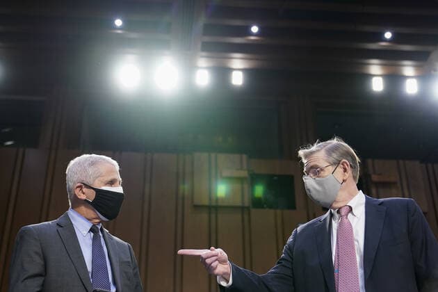 Coronavirus in den USA, Senatsanhörung in Washington Dr. Anthony Fauci, director of the National Institute of Allergy and Infectious Diseases, left, speaks with Dr. David Kessler, Chief Science Officer of the White House COVID-19 response team, before a Senate Health, Education, Labor and Pensions Committee hearing on the federal coronavirus response on Capitol Hill in Washington March 18th, 2021. Pool  WAX20210318827 SusanxWalsh