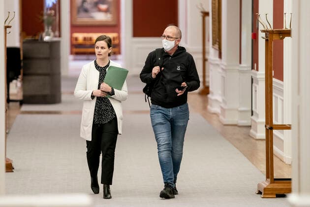 Coronavirus in Dänemark, Minister beraten über Lockerungen der Corona-Maßnahmen Mai Villadsen (EL) taler med Peder Hvelplund (EL) inden moede i Statsministeriet om en yderligere genaabning af landet, paa Christiansborg torsdag den 18. marts 2021.. , Copenhagen Denmark Copyright: RitzauxScanpix MadsxClausxRasmussenx cop103 spdk20210318-180931-L