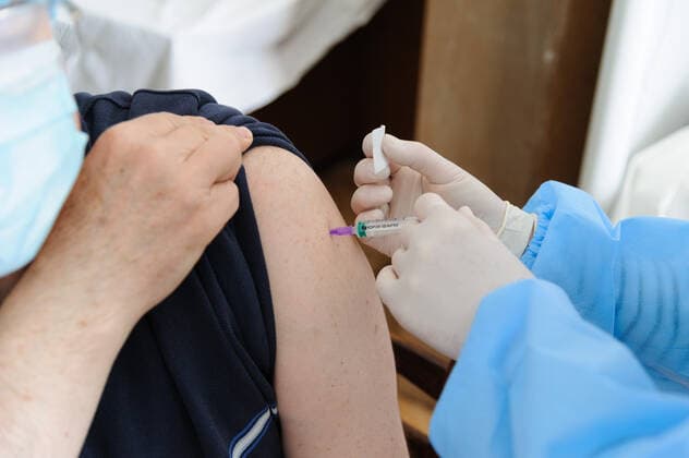 Coronavirus in der Ukraine, Impfung mit AstraZeneca Impfstoff in Lwiw March 18, 2021, Lviv, Ukraine: A health worker gets a shot of the AstraZeneca (Covishield) vaccine at the hospital..The Ministry of Health of Ukraine has publicly vaccinated health workers first with the drug AstraZeneca (Covishield) vaccine against COVID-19. From March 19, a lockdown is to be introduced in Lviv until March 28. The need for strict quarantine is due to the rapid increase of the number of patients with Covid-19. Lviv Ukraine - ZUMAs197 20210318_zaa_s197_083 Copyright: xMykolaxTysx