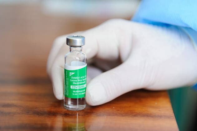 Coronavirus in der Ukraine, Impfung mit AstraZeneca Impfstoff in Lwiw March 18, 2021, Lviv, Ukraine: A health worker holds a vial of the AstraZeneca (Covishield) vaccine at the hospital..The Ministry of Health of Ukraine has publicly vaccinated health workers first with the drug AstraZeneca (Covishield) vaccine against COVID-19. From March 19, a lockdown is to be introduced in Lviv until March 28. The need for strict quarantine is due to the rapid increase of the number of patients with Covid-19. Lviv Ukraine - ZUMAs197 20210318_zaa_s197_085 Copyright: xMykolaxTysx