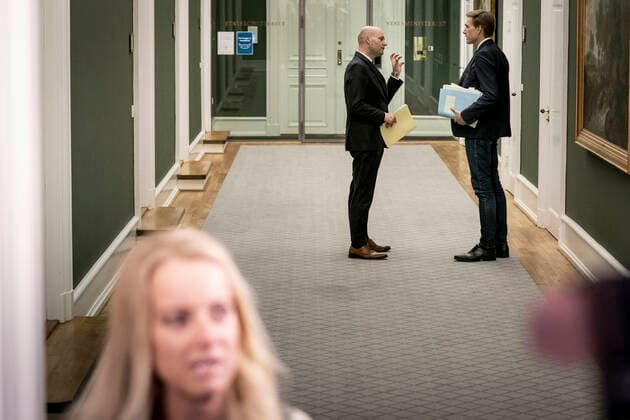 Coronavirus in Dänemark, Minister beraten über Lockerungen der Corona-Maßnahmen Kristian Thulesen Dahl (DF), Pernille Vermund (NB) og Soeren Pape Poulsen (KF) ankommer til moede i Statsministeriet om en yderligere genaabning af landet, paa Christiansborg torsdag den 18. marts 2021.. , Copenhagen Denmark Copyright: RitzauxScanpix MadsxClausxRasmussenx cop103 spdk20210318-182951-L