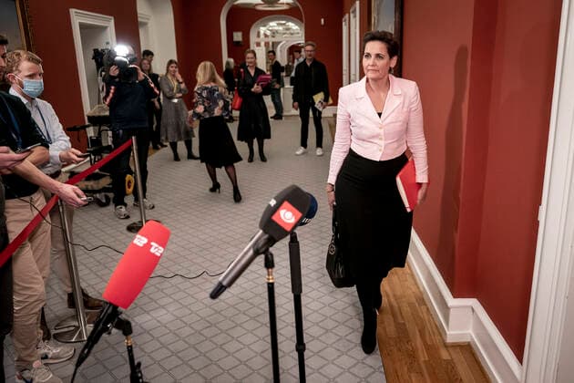 Coronavirus in Dänemark, Minister beraten über Lockerungen der Corona-Maßnahmen Pia Olsen Dyhr (SF) ankommer til moede i Statsministeriet om en yderligere genaabning af landet, paa Christiansborg torsdag den 18. marts 2021.. , Copenhagen Denmark Copyright: RitzauxScanpix MadsxClausxRasmussenx cop103 spdk20210318-183620-L