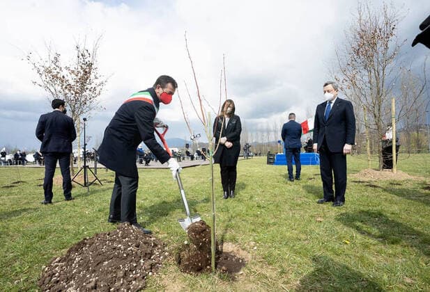 Coronavirus in Italien, Mario Draghi bei Gedenken an Corona-Tote in Bergamo Bergamo - Visit by Prime Minister Mario Draghi on the occasion of the National Day in memory of the victims of the Coronavirus epidemic (source - Municipality of Bergamo) in the photo: Giorgio Gori and Mario Draghi at the Trucca park for the first planting of the Bosco della memoria Editorial Usage Only  Copyright: xFotox SergioxAgazzi poolx xIPAx