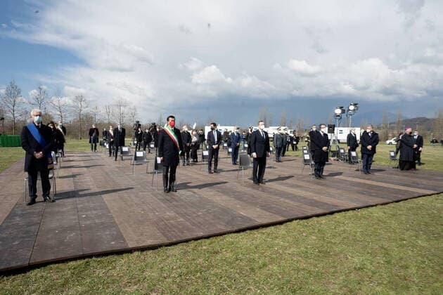 Coronavirus in Italien, Mario Draghi bei Gedenken an Corona-Tote in Bergamo Bergamo - Visit by Prime Minister Mario Draghi on the occasion of the National Day in memory of the victims of the Coronavirus epidemic (source - Municipality of Bergamo) in the photo: Mario Draghi at the Parco della Trucca for the first planting of the Bosco della memoria Editorial Usage Only  Copyright: xFotox SergioxAgazzi poolx xIPAx