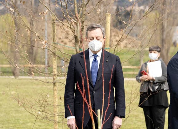 News Bilder des Tages Coronavirus in Italien, Mario Draghi bei Gedenken an Corona-Tote in Bergamo Bergamo - Visit by Prime Minister Mario Draghi on the occasion of the National Day in memory of the victims of the Coronavirus epidemic (source - Municipality of Bergamo) in the photo: Mario Draghi at the Parco della Trucca for the first planting of the Bosco della memoria Editorial Usage Only  Copyright: xFotox SergioxAgazzi poolx xIPAx