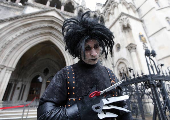 Bilder des Jahres 2021, Entertainment 03 März Entertainment Themen der Woche KW11 Entertainment Bilder des Tages March 18, 2021, London, England, United Kingdom: A Johnny Depp fan dressed as Edward Scissorhands stands outside Royal Courts of Justice on Strand. DeppÃ¢â‚¬â ¢s legal team applied for permission to appeal for the case he lost against News Group Newspapers (NGN) over an article published in 2018 that referred to him as a wife beater during his marriage to actress Amber Heard. Decision on appeal was reserved for a future date by the judges. London United Kingdom - ZUMAs262 20210318_zip_s262_036 Copyright: xTayfunxSalcix