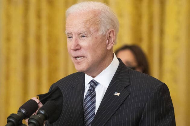 Coronavirus in den USA, Joe Biden verkündet fast 100 Millionen Impfungen seit Amtsantritt US President Joe Biden delivers remarks on the state of COVID-19 vaccinations, in the East Room of the White House in Washington, DC, on March 18, 2021. The United States has surpassed 100 million COVID-19 vaccine doses administered.  WAX20210318765 MichaelxReynolds