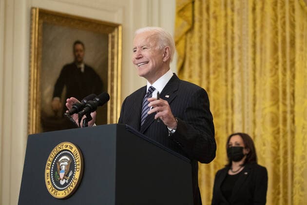 Coronavirus in den USA, Joe Biden verkündet fast 100 Millionen Impfungen seit Amtsantritt US President Joe Biden delivers remarks on the state of COVID-19 vaccinations, in the East Room of the White House in Washington, DC, on March 18, 2021. The United States has surpassed 100 million COVID-19 vaccine doses administered.  WAX20210318769 MichaelxReynolds