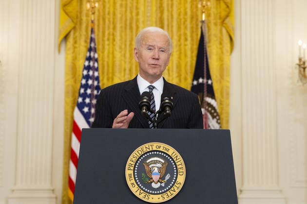 Coronavirus in den USA, Joe Biden verkündet fast 100 Millionen Impfungen seit Amtsantritt US President Joe Biden delivers remarks on the state of COVID-19 vaccinations, in the East Room of the White House in Washington, DC, on March 18, 2021. The United States has surpassed 100 million COVID-19 vaccine doses administered.  WAX20210318771 MichaelxReynolds
