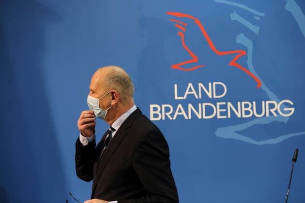 Ministerpräsident Dietmar Woidke (SPD) vor Beginn einer Pressekonferenz zu verschärften Maßnahmen zur Eindämmung der Coronavirus-Pandemie auf Landkreisebene, Staatskanzlei, Potsdam, 18. März 2021. Brandenburg Coronavirus PK
