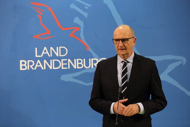 Ministerpräsident Dietmar Woidke (SPD) spricht während einer Pressekonferenz zu verschärften Maßnahmen zur Eindämmung der Coronavirus-Pandemie auf Landkreisebene, Staatskanzlei, Potsdam, 18. März 2021. Brandenburg Coronavirus PK