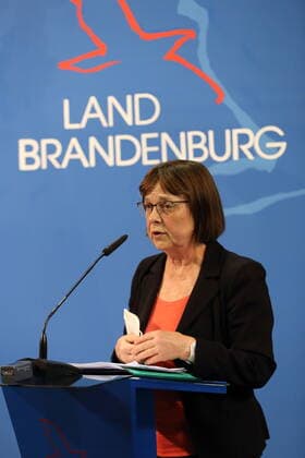 Gesundheitsministerin Ursula Nonnemacher (Bündnis 90 Die Grünen) spricht während einer Pressekonferenz zu verschärften Maßnahmen zur Eindämmung der Coronavirus-Pandemie auf Landkreisebene, Staatskanzlei, Potsdam, 18. März 2021. Brandenburg Coronavirus PK