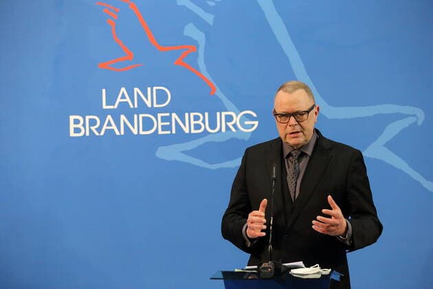 Innenminister Michael Stübgen (CDU) spricht während einer Pressekonferenz zu verschärften Maßnahmen zur Eindämmung der Coronavirus-Pandemie auf Landkreisebene, Staatskanzlei, Potsdam, 18. März 2021. Brandenburg Coronavirus PK