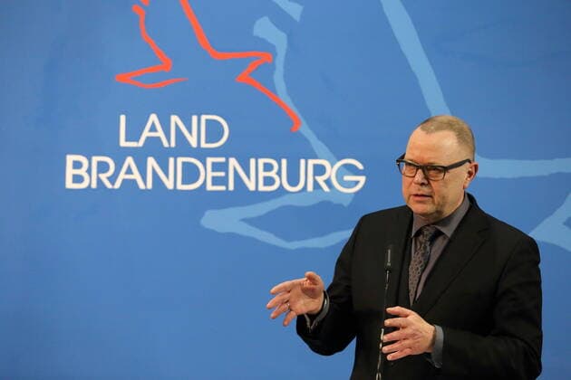 Innenminister Michael Stübgen (CDU) spricht während einer Pressekonferenz zu verschärften Maßnahmen zur Eindämmung der Coronavirus-Pandemie auf Landkreisebene, Staatskanzlei, Potsdam, 18. März 2021. Brandenburg Coronavirus PK