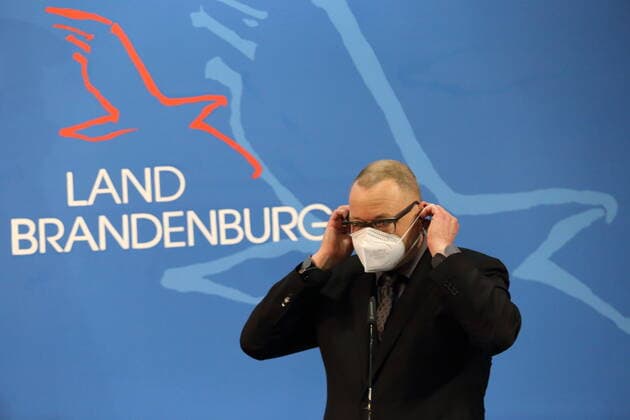 Innenminister Michael Stübgen (CDU) spricht während einer Pressekonferenz zu verschärften Maßnahmen zur Eindämmung der Coronavirus-Pandemie auf Landkreisebene, Staatskanzlei, Potsdam, 18. März 2021. Brandenburg Coronavirus PK