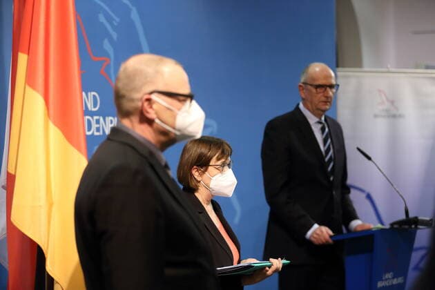 Innenminister Michael Stübgen (CDU), Gesundheitsministerin Ursula Nonnemacher (Bündnis 90 Die Grünen) und Ministerpräsident Dietmar Woidke (SPD), v.l., während einer Pressekonferenz zu verschärften Maßnahmen zur Eindämmung der Coronavirus-Pandemie auf Landkreisebene, Staatskanzlei, Potsdam, 18. März 2021. Brandenburg Coronavirus PK