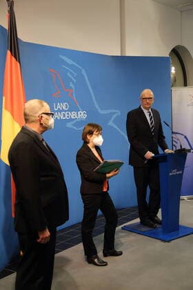 Innenminister Michael Stübgen (CDU), Gesundheitsministerin Ursula Nonnemacher (Bündnis 90 Die Grünen) und Ministerpräsident Dietmar Woidke (SPD), v.l., während einer Pressekonferenz zu verschärften Maßnahmen zur Eindämmung der Coronavirus-Pandemie auf Landkreisebene, Staatskanzlei, Potsdam, 18. März 2021. Brandenburg Coronavirus PK