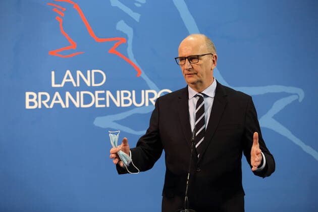News Themen der Woche KW11 News Bilder des Tages Ministerpräsident Dietmar Woidke (SPD) spricht während einer Pressekonferenz zu verschärften Maßnahmen zur Eindämmung der Coronavirus-Pandemie auf Landkreisebene, Staatskanzlei, Potsdam, 18. März 2021. Brandenburg Coronavirus PK