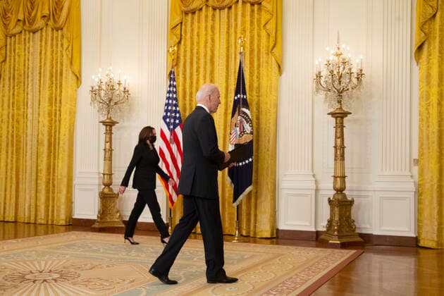March 18, 2021, Washington, District of Columbia, USA: US President Joe Biden departs with US Vice President Kamala Harris (Back) after delivering remarks on the state of COVID-19 vaccinations, in the East Room of the White House in Washington, DC, USA, 18 March 2021. The United States has surpassed 100 million COVID-19 vaccine doses administered Washington USA - ZUMAs152 20210318_zaa_s152_215 Copyright: xMichaelxReynoldsx-xPoolxViaxCnpx