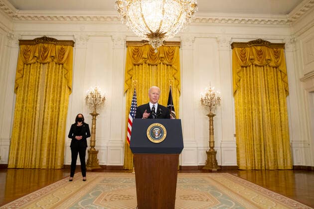 March 18, 2021, Washington, District of Columbia, USA: US President Joe Biden delivers remarks on the state of COVID-19 vaccinations, as US Vice President Kamala Harris (Back) looks on in the East Room of the White House in Washington, DC, USA, 18 March 2021. The United States has surpassed 100 million COVID-19 vaccine doses administered Washington USA - ZUMAs152 20210318_zaa_s152_226 Copyright: xMichaelxReynoldsx-xPoolxViaxCnpx
