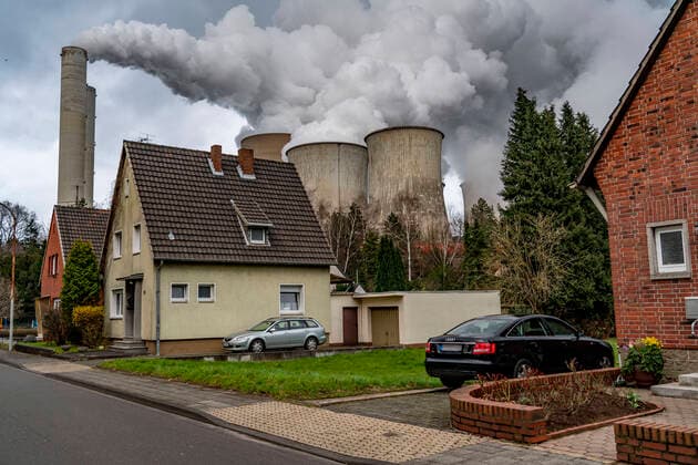 Braunkohle Kraftwerk, RWE Power AG Kraftwerk Niederaußem, Ortsteil Auenheim, Wohnhäuser direkt am Kraftwerk, gehört zu Bergheim, NRW, Deutschland, Braunkohle Kraftwerk *** Lignite-fired power plant, RWE Power AG power plant Niederaussem, district Auenheim, residential houses directly at the power plant, belongs to Bergheim, NRW, Germany, lignite-fired power plant