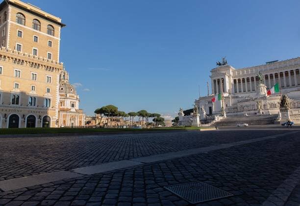 Mar 18, 2021 - Rome, Italy - Empty Piazza Venezia. Rome is living the first week of another lockdown related to COVID-19. Tight measures should stay in place at least till Easter. Rome - ZUMAm174 20210318_int_m174_006 Copyright: xFrancescoxMoltenix