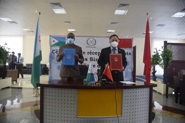 (210318) -- AMBOULI (DJIBOUTI), March 18, 2021 -- Djiboutian Health Minister Mohamed Warsama Dirieh (L, Front) and Chinese Ambassador to Djibouti Zhuo Ruisheng (R, Front) attend a handover ceremony of COVID-19 vaccines from China at Djibouti-Ambouli International Airport in Ambouli town, Djibouti, on March 18, 2021. The first batch of COVID-19 vaccines from China arrived in Djibouti on Thursday. The vaccines, made by Chinese pharmaceutical firm Sinovac, will help the African country s immunization campaign against the pandemic. ( Handout via Xinhua) DJIBOUTI-AMBOULI-CHINA-COVID-19 VACCINES-ARRIVAL ChinesexEmbassyxinxDjibouti 