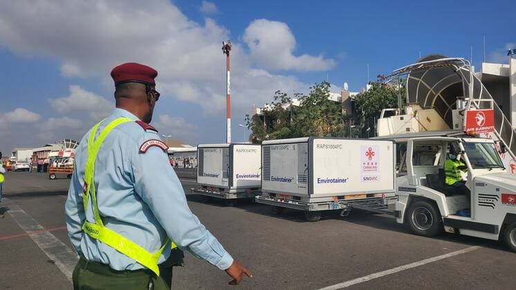 (210318) -- AMBOULI (DJIBOUTI), March 18, 2021 -- A worker transfers COVID-19 vaccines from China at Djibouti-Ambouli International Airport in Ambouli town, Djibouti, on March 18, 2021. The first batch of COVID-19 vaccines from China arrived in Djibouti on Thursday. The vaccines, made by Chinese pharmaceutical firm Sinovac, will help the African country s immunization campaign against the pandemic. ( Handout via Xinhua) DJIBOUTI-AMBOULI-CHINA-COVID-19 VACCINES-ARRIVAL ChinesexEmbassyxinxDjibouti 