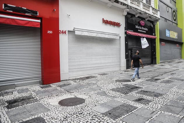 (210319) -- SAO PAULO, March 19, 2021 -- A man walks past closed stores during an emergency phase for COVID-19 quarantine in Sao Paulo, Brazil on March 18, 2021. Brazil on Thursday reported 2,724 deaths from COVID-19 in the last 24 hours, the second-highest daily figure since the onset of the pandemic in February 2020. According to the Ministry of Health, 86,982 new cases of COVID-19 were detected in the same period, marking the third-highest daily figure for the country. ) BRAZIL-SAO PAULO-COVID-19 RahelxPatrasso 