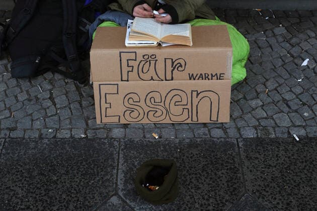 Für WARME Essen - Obdachlosigkeit - Winterzeit - kalte Jahreszeit - Winterkälte - GER, Germany, Deutschland, Berlin, 17.03.2021 - Berlin-Mitte: Obdachlosigkeit und Armut in der Hauptstadt. Immer mehr Menschen leben in Berlin ohne festen Wohnsitz auf der Straße. Sie schlagen ihre Lager am Straßenrand, unter Brücken, in Parkanlagen und anderen Plätzen der Stadt auf. Besonders macht den vielen wohnungslosen Menschen die COVID-19-Pandemie zu schaffen. Zahlreiche Hilfseinrichtungen haben wegen der Corona-Gefahr nur noch eingeschränkt geöffnet oder sind ganz geschlossen. Von November bis März sind jeden Abend bis in die Nachtstunden Kälte- und Wärmebusse in Berlin unterwegs, um Menschen ohne Unterkunft aufzusuchen, zu versorgen und kos