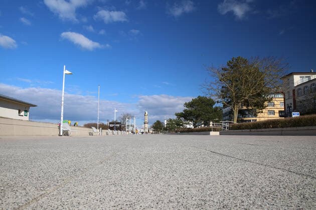 Blick am Donnerstag (18.03.2021) in Warnemünde auf die örtliche Strandpromenade. Gegenwärtig sind, bedingt durch die Corona – Pandemie, in dem Ostseebad nur wenige Ausflügler zwischen dem Teepott und dem Hotel Neptun unterwegs. Ob sich das zu Ostern ändern wird ist bisher völlig unklar. Eine Entscheidung könnte am Montag (22.03.2021) beim Bund-Länder-Gipfel mit der Bundeskanzlerin Angela Merkel und den Länderchefs fallen.
