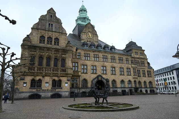 18.03.2021, Recklinghausen, Rathaus Recklinghausen mit der Skulpturengruppe Bürger tragen ihre Stadt vom Bildhauer Heinrich Brockmeier Foto: Maik Hölter TEAM2 Recklinghausen Nordrhein Westfalen Deutschland