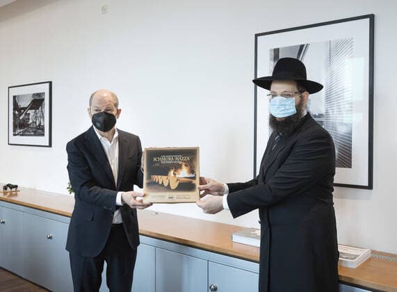 News Bilder des Tages Bundesfinanzminister Olaf Scholz, SPD, trifft Rabbiner Yehuda Teichtal, anlaesslich des des Pessach-Festes. 19.03.2021. Berlin Deutschland