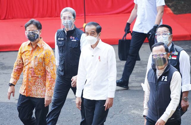 President Joko Widodo Reviewing Drive Thru Vaccination In Bogor, Indonesia President Joko Widodo (center) with Health Minister Budi Gunadi Sadikin (left), West Java Governor Ridwan Kamil (right two) and Bogor Mayor Bima Arya (right), Vice Mayor of Bogor City Dedie Rachim (left two) walk while reviewing COVID-19 vaccination at a drive-thru service in Bogor City, West Java, Indonesia on March 19, 2021. President Joko Widodo hopes that other region in Indonesia will be able to imitate the drive thru vaccination model in Bogor City. 