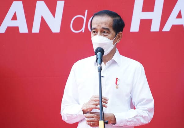 President Joko Widodo Reviewing Drive Thru Vaccination In Bogor, Indonesia Indonesian President Joko Widodo speaks to journalists during COVID-19 vaccination at a drive-thru service in Bogor City, West Java, Indonesia on March 19, 2021. President Joko Widodo hopes that other region in Indonesia will be able to imitate the drive thru vaccination model in Bogor City. 