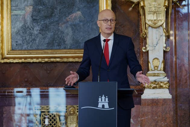 Erster Bürgermeister Dr. Peter Tschentscher mit Sozialsenatorin und Gesundheitssenatorin Dr. Melanie Leonhard geben ein Pressestatement zur aktuellen Corona-Lage in Hamburg ab -;Erster Bürgermeister Dr. Peter Tschentscher mit Sozialsenatorin und Gesundheitssenatorin Dr. Melanie Leonhard geben ein Pressestatement zur aktuellen Corona-Lage in Hamburg ab -, Hamburg Hamburg Deutschland Rathaus