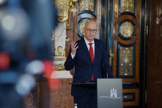 Erster Bürgermeister Dr. Peter Tschentscher mit Sozialsenatorin und Gesundheitssenatorin Dr. Melanie Leonhard geben ein Pressestatement zur aktuellen Corona-Lage in Hamburg ab -;Erster Bürgermeister Dr. Peter Tschentscher mit Sozialsenatorin und Gesundheitssenatorin Dr. Melanie Leonhard geben ein Pressestatement zur aktuellen Corona-Lage in Hamburg ab -, Hamburg Hamburg Deutschland Rathaus