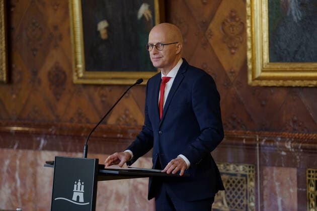 Erster Bürgermeister Dr. Peter Tschentscher mit Sozialsenatorin und Gesundheitssenatorin Dr. Melanie Leonhard geben ein Pressestatement zur aktuellen Corona-Lage in Hamburg ab -;Erster Bürgermeister Dr. Peter Tschentscher mit Sozialsenatorin und Gesundheitssenatorin Dr. Melanie Leonhard geben ein Pressestatement zur aktuellen Corona-Lage in Hamburg ab -, Hamburg Hamburg Deutschland Rathaus