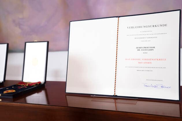 Verleihung des Bundesverdienstkreuz an die Biontech Gruender Aktuell, 19.03.2021, Großes Verdienstkreuzes mit Stern des Verdienstordens der Bundesrepublik Deutschland an die Biontech Gruender im Schloss Bellevue in Berlin Berlin fuer ihren unermuedlichen Einsatzes bei der Entwicklung und Zulassung eines Impfstoffes gegen Covid-19 und ihren entscheidenden Beitrag zur Eindaemmung der Corona-Pandemie Berlin Berlin Deutschland