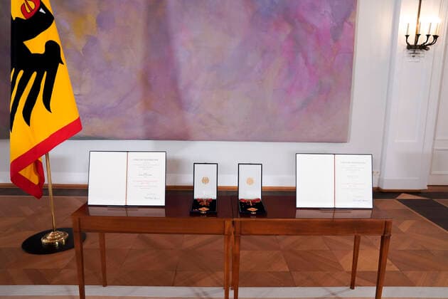 Verleihung des Bundesverdienstkreuz an die Biontech Gruender Aktuell, 19.03.2021, Großes Verdienstkreuzes mit Stern des Verdienstordens der Bundesrepublik Deutschland an die Biontech Gruender im Schloss Bellevue in Berlin Berlin fuer ihren unermuedlichen Einsatzes bei der Entwicklung und Zulassung eines Impfstoffes gegen Covid-19 und ihren entscheidenden Beitrag zur Eindaemmung der Corona-Pandemie Berlin Berlin Deutschland