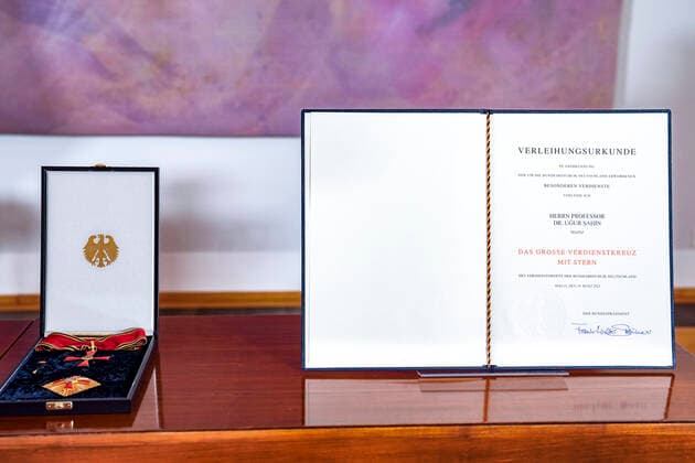 Verleihung des Bundesverdienstkreuz an die Biontech Gruender Aktuell, 19.03.2021, Großes Verdienstkreuzes mit Stern des Verdienstordens der Bundesrepublik Deutschland und Urkunde der Biontech Gruender im Schloss Bellevue in Berlin Berlin fuer ihren unermuedlichen Einsatzes bei der Entwicklung und Zulassung eines Impfstoffes gegen Covid-19 und ihren entscheidenden Beitrag zur Eindaemmung der Corona-Pandemie Berlin Berlin Deutschland
