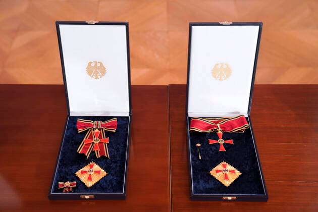 Verleihung des Bundesverdienstkreuz an die Biontech Gruender Aktuell, 19.03.2021, Großes Verdienstkreuzes mit Stern des Verdienstordens der Bundesrepublik Deutschland an die Biontech Gruender im Schloss Bellevue in Berlin Berlin fuer ihren unermuedlichen Einsatzes bei der Entwicklung und Zulassung eines Impfstoffes gegen Covid-19 und ihren entscheidenden Beitrag zur Eindaemmung der Corona-Pandemie Berlin Berlin Deutschland